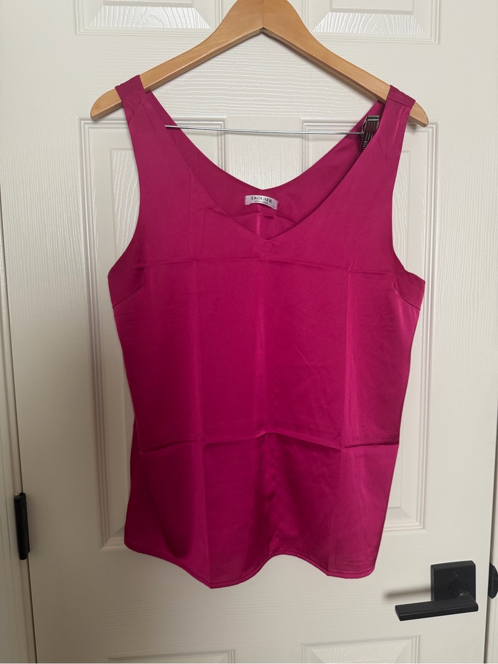 Ekouaer Fuchsia V-Neck Sleeveless Camisole